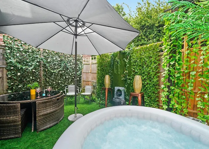 St Augustines City Centre Canterbury 10 Bed Themed Retreat With Hot Tub & Parking