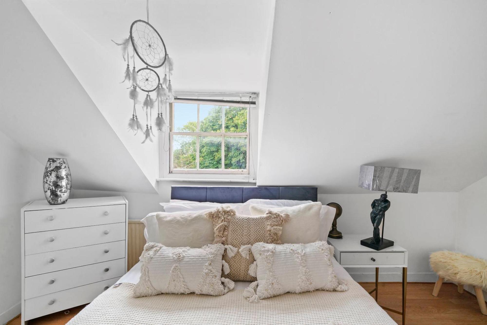 St Augustines Centre 10 Bed Themed Retreat With Hot Tub & Parking * Canterbury
