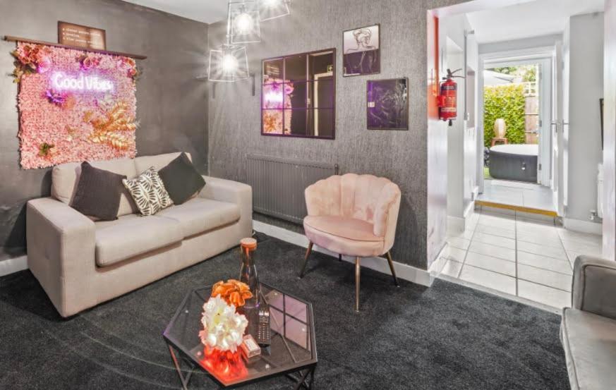 St Augustines Centre 10 Bed Themed Retreat With Hot Tub & Parking Holiday home Canterbury