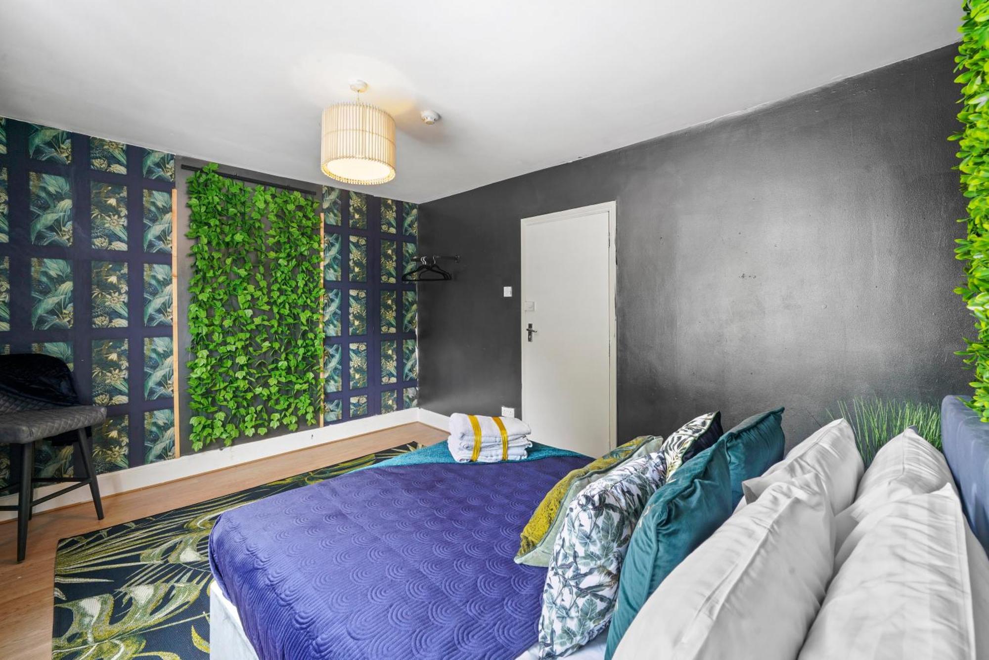 St Augustines Centre 10 Bed Themed Retreat With Hot Tub & Parking * Canterbury