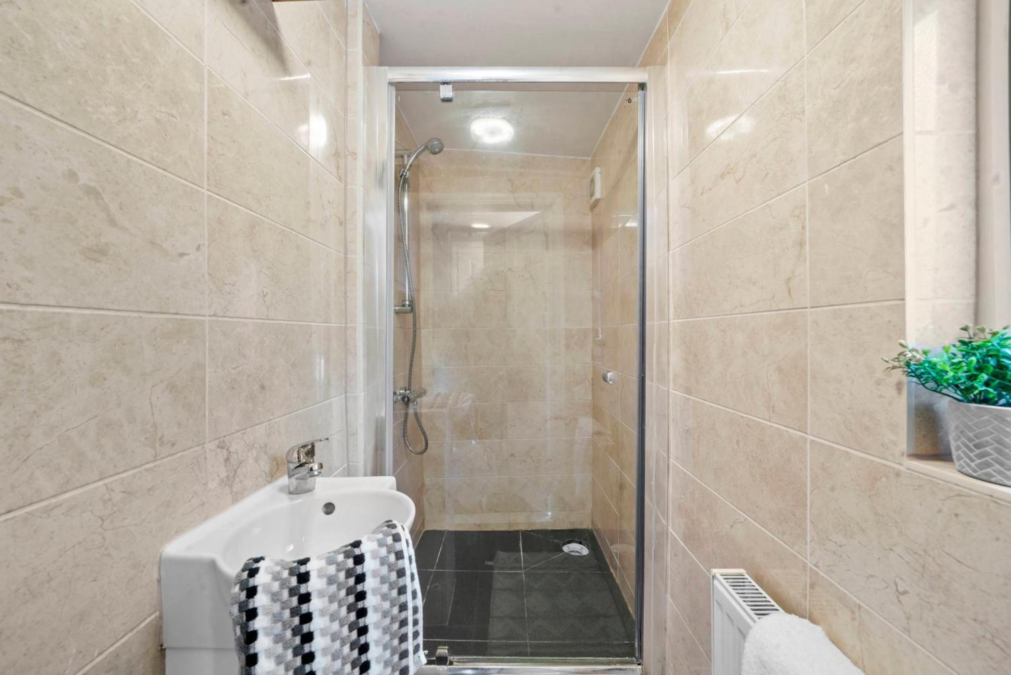 St Augustines Centre 10 Bed Themed Retreat With Hot Tub & Parking