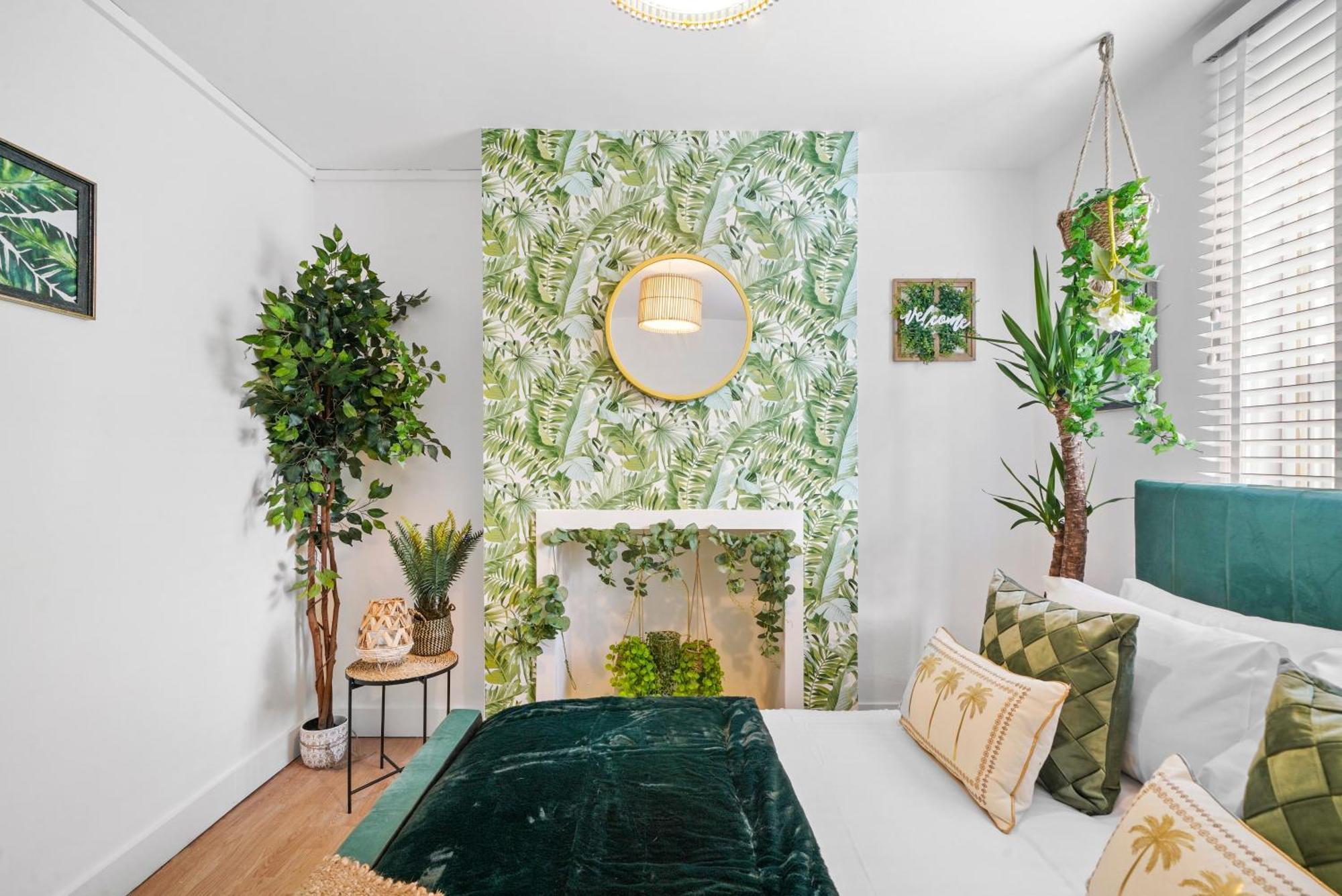 St Augustines Centre 10 Bed Themed Retreat With Hot Tub & Parking Canterbury