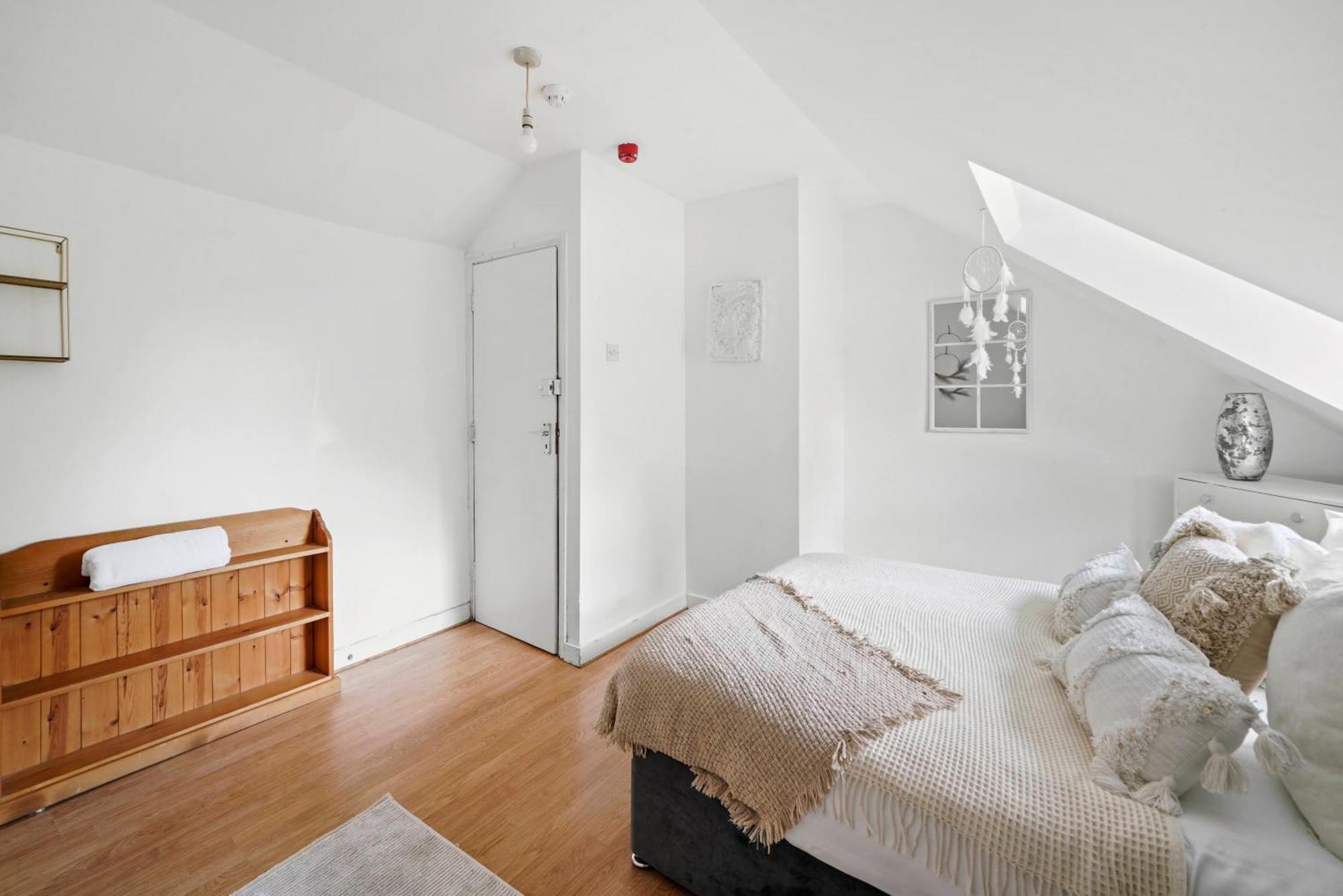 St Augustines Centre 10 Bed Themed Retreat With Hot Tub & Parking * Canterbury