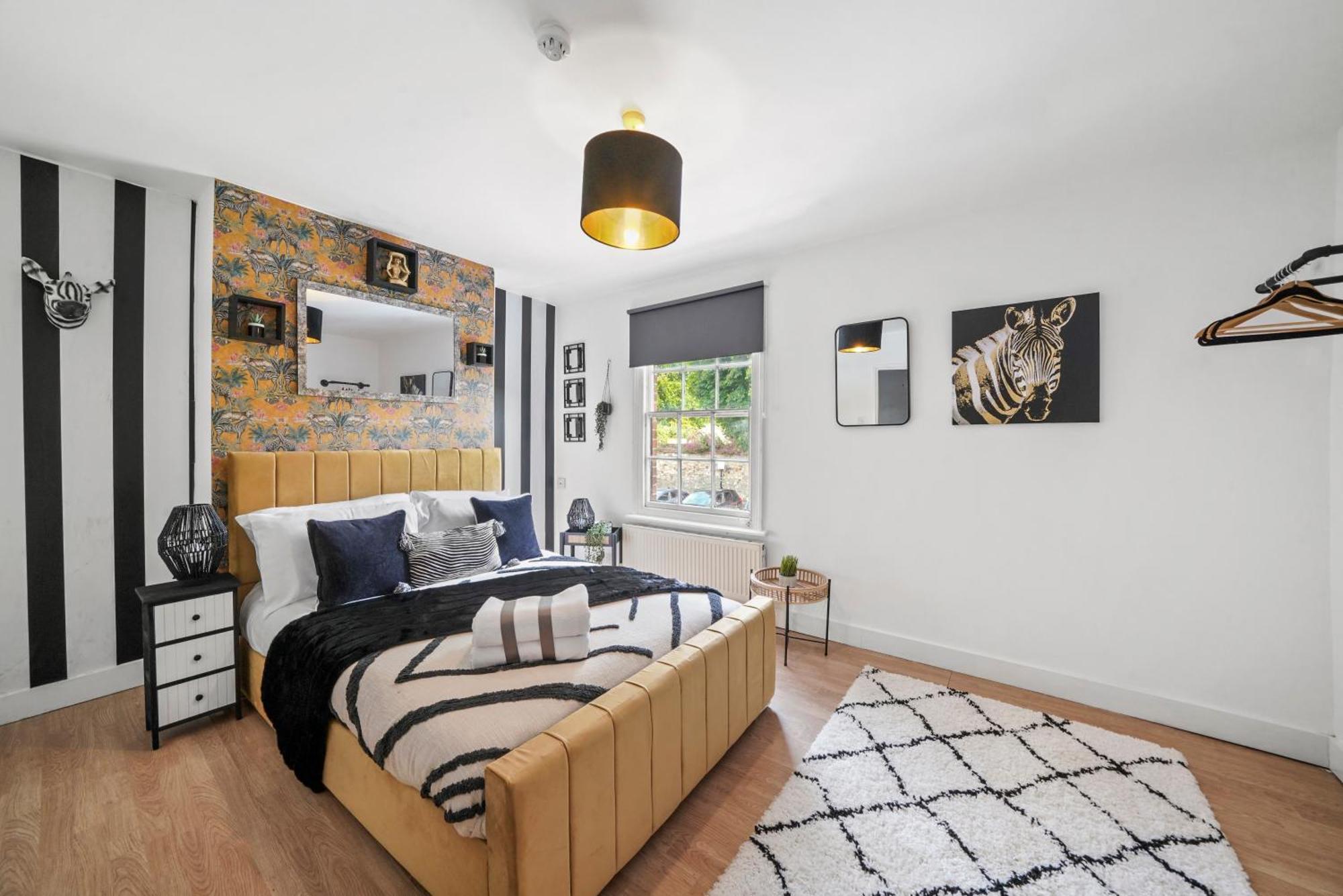 St Augustines Centre 10 Bed Themed Retreat With Hot Tub & Parking