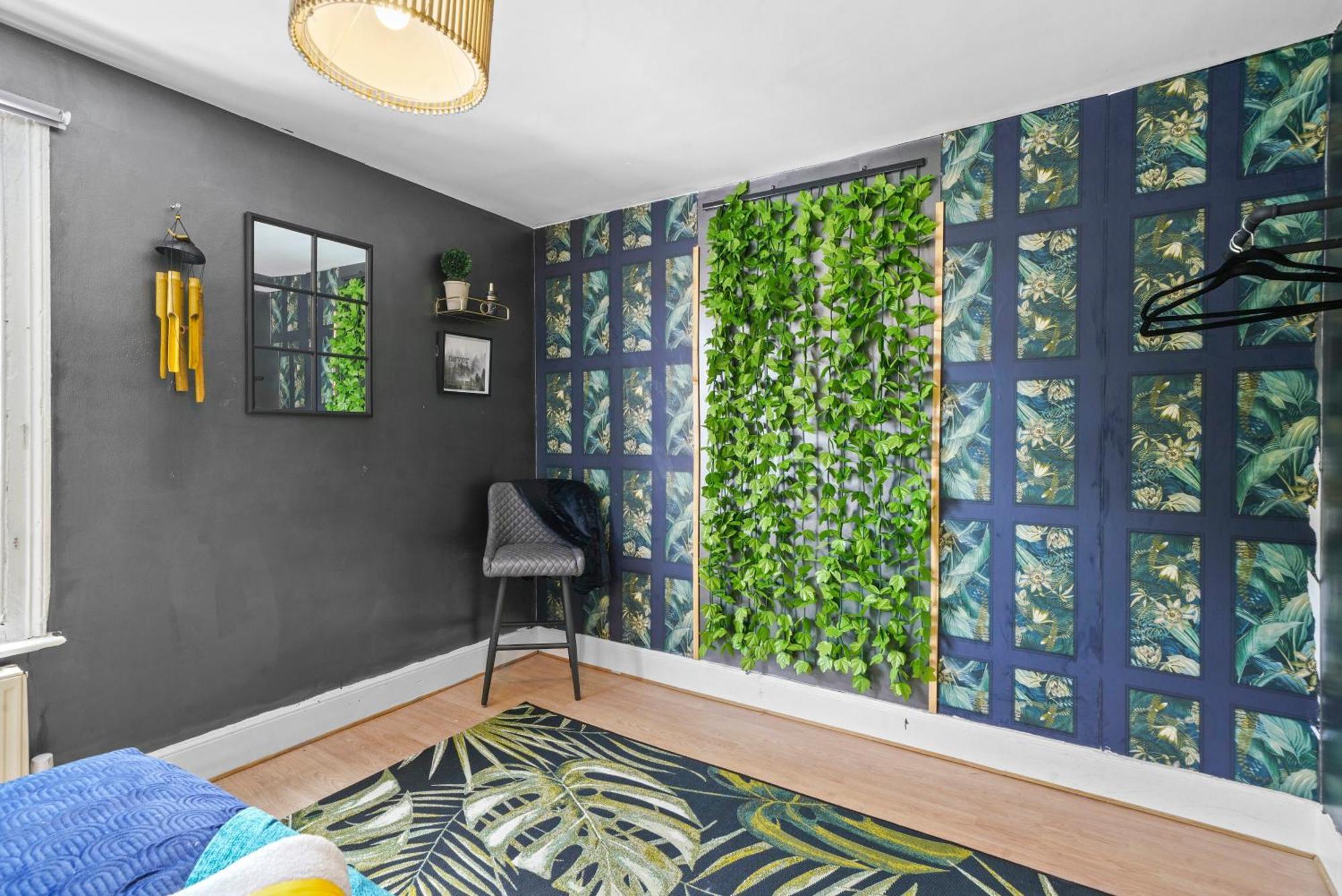 St Augustines Centre 10 Bed Themed Retreat With Hot Tub & Parking * Canterbury