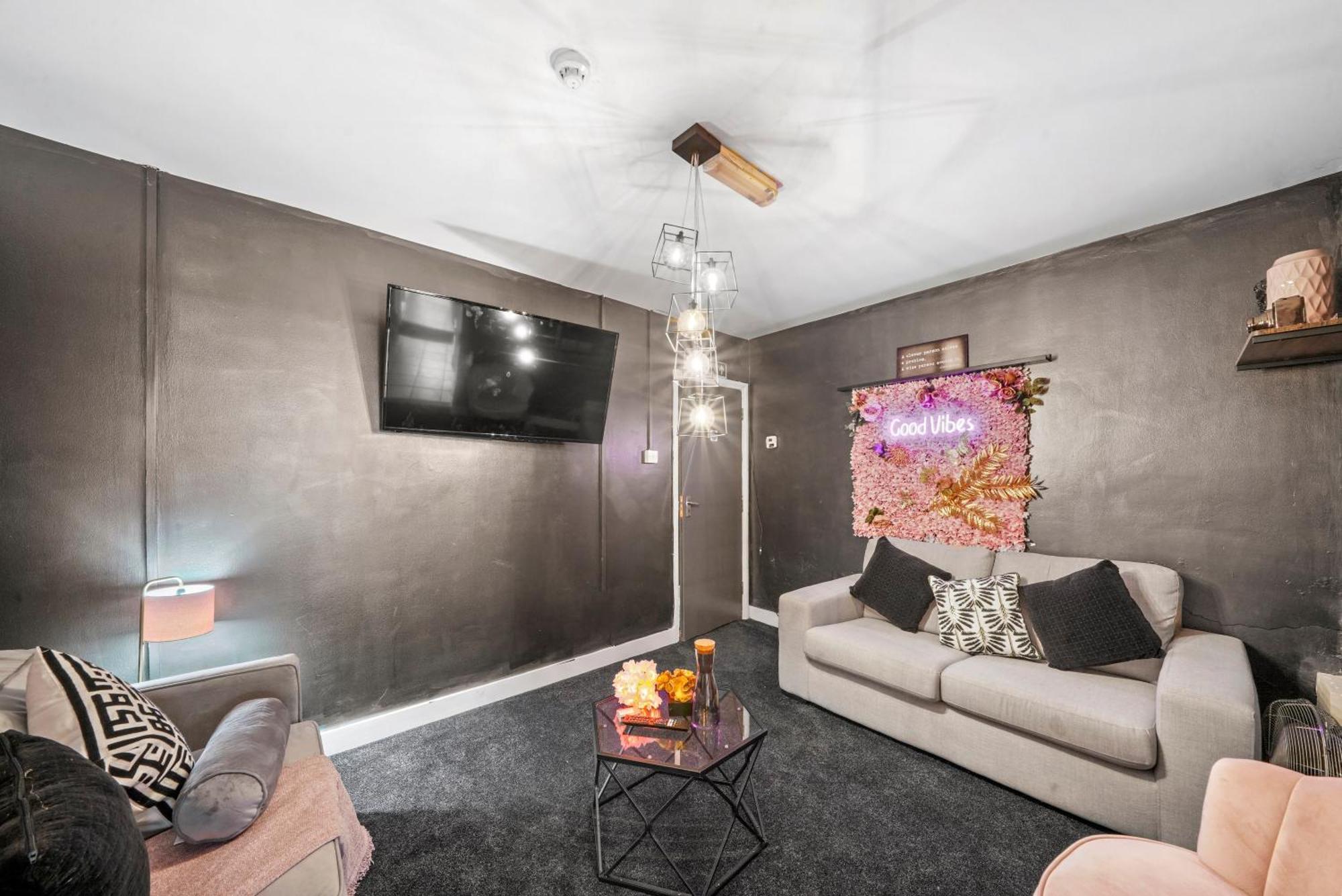 St Augustines Centre 10 Bed Themed Retreat With Hot Tub & Parking Holiday home *