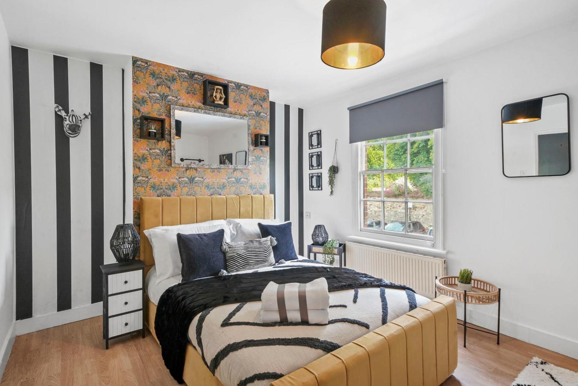 St Augustines Centre 10 Bed Themed Retreat With Hot Tub & Parking Holiday home Canterbury